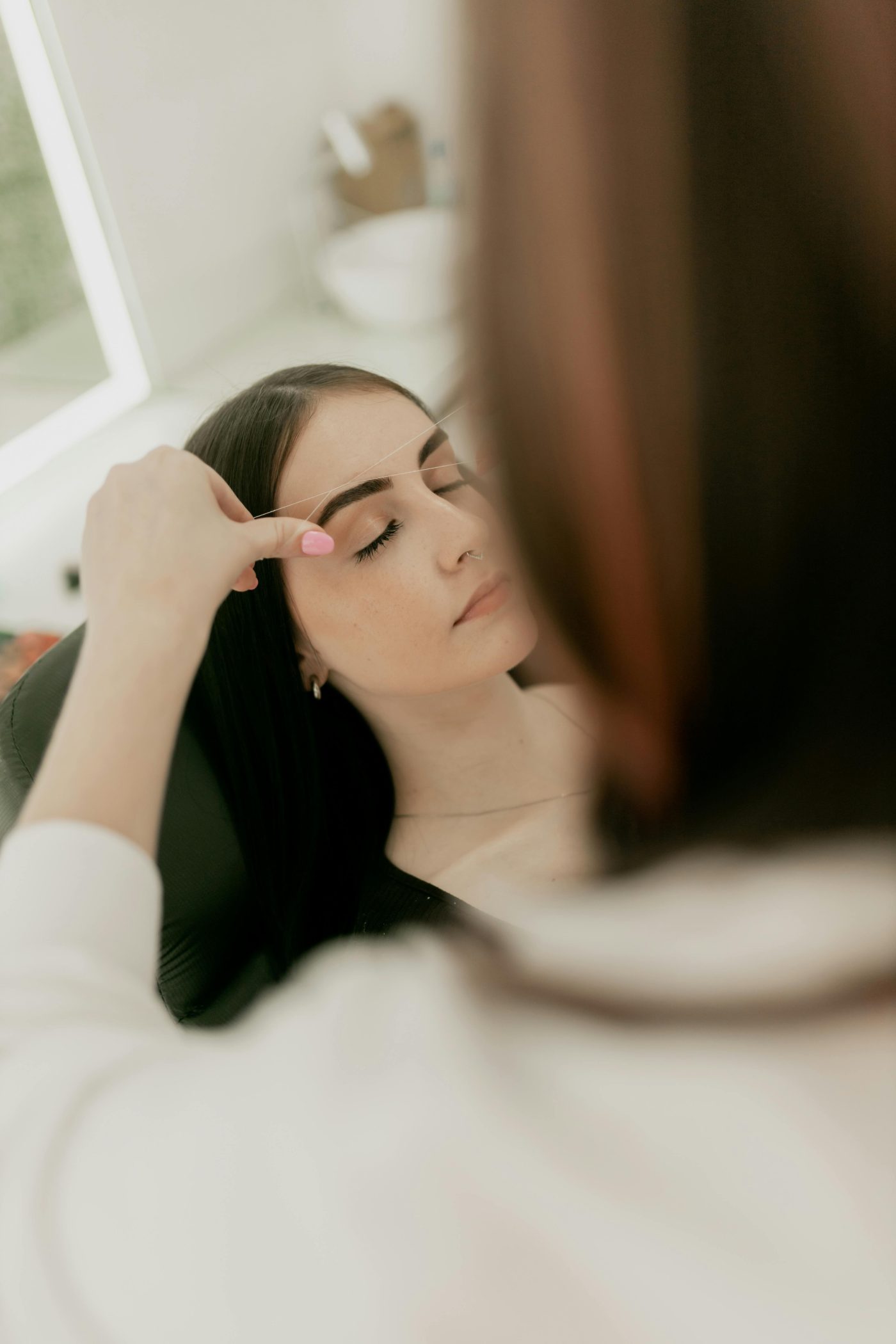 Augenbrauen werden mit Henna gefärbt