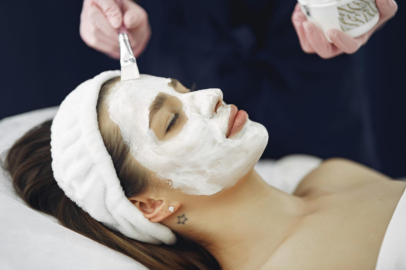 Gesichtsbehandlung mit pflegender Maske
