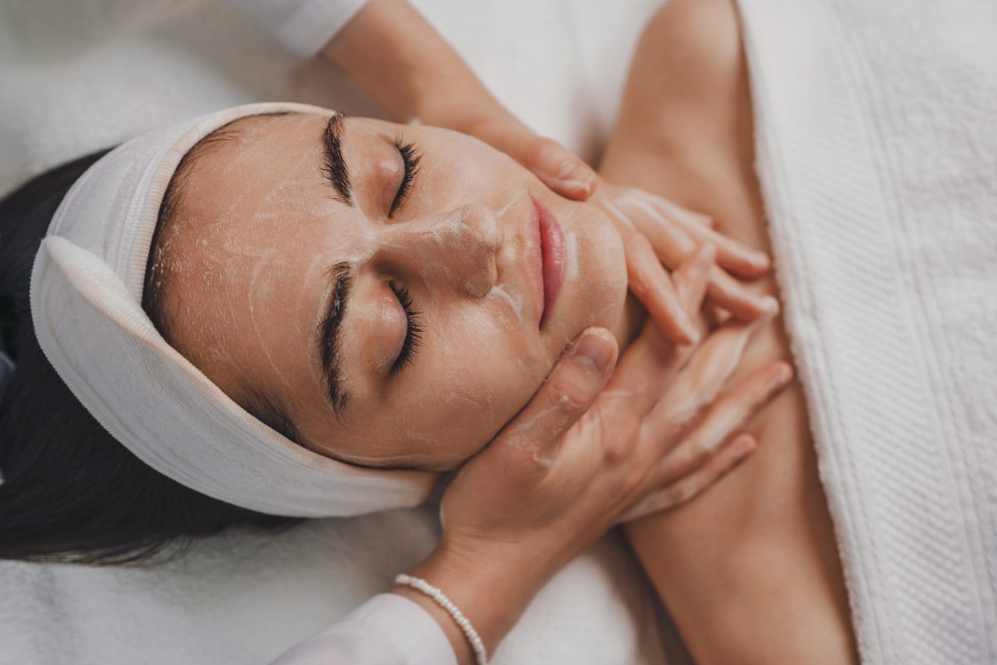 Entspannende Lymphdrainage-Massage an Gesicht und Hals