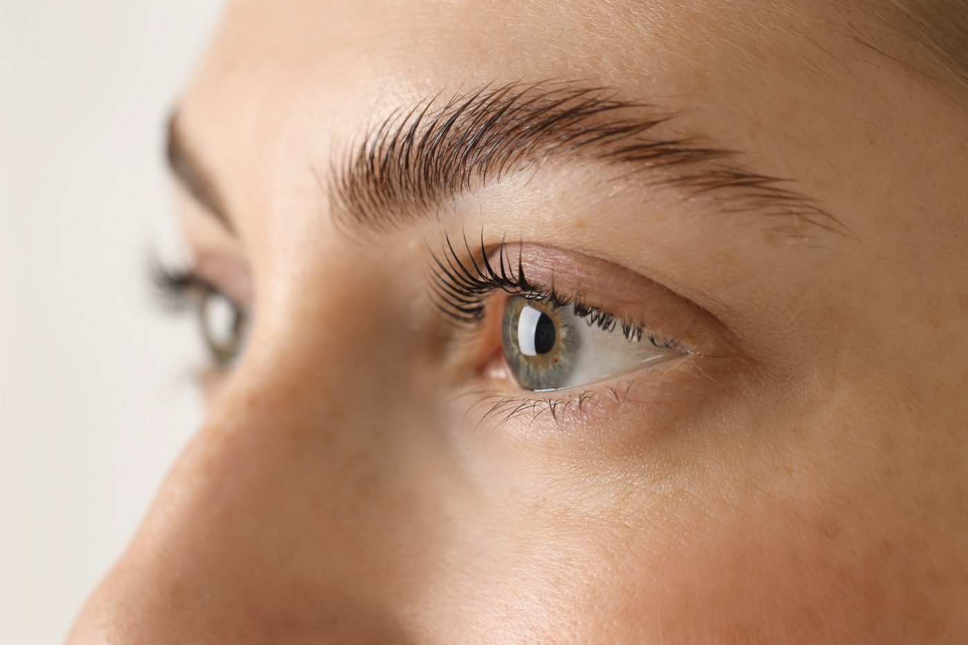 Augenpartie mit gelifteten Wimpern und geformten Augenbrauen